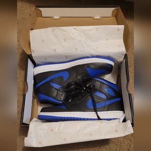 Air Jordan 1 mid black and hyper royal